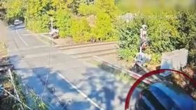 VIDEO Gest inconștient pe șosea! Un șofer din Ilfov a spulberat barierele de la calea ferată